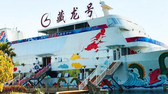 武汉江夏城中湖里有艘大游轮:停靠在滨湖绿道边,海景风情美如画 武汉江夏城中湖里有艘大游轮:停靠在滨湖绿道边,海景风情美如画
