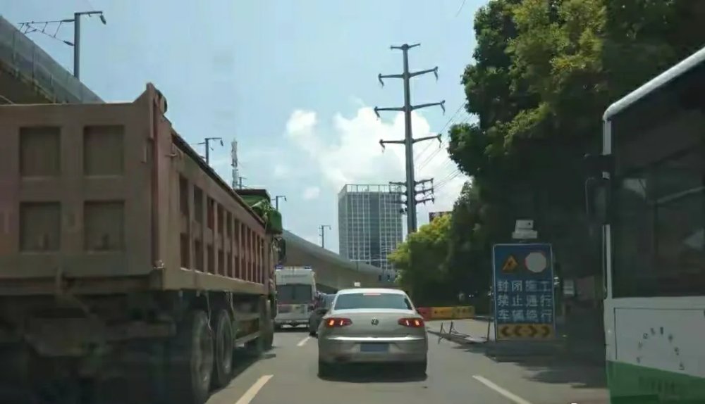 网友建议江夏大道早高峰(7-9点)禁货,缓解江夏几十万上班族拥堵之苦,官方回应 网友建议江夏大道早高峰(7-9点)禁货,缓解江夏几十万上班族拥堵之苦,官方回应