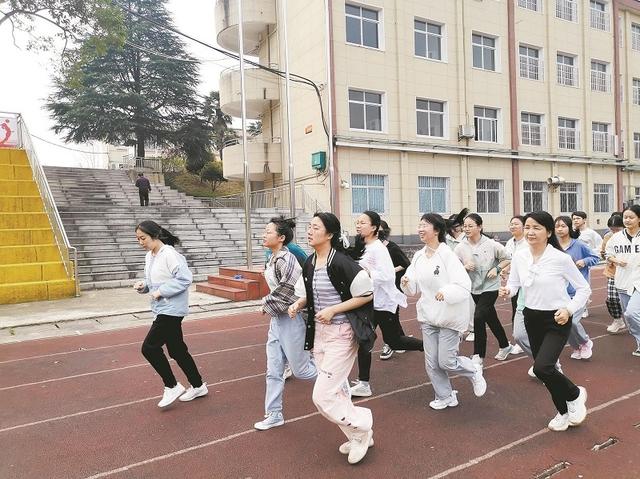 扎根乡村教育31年 江夏女老师给学生带去妈妈的关爱 扎根乡村教育31年 江夏女老师给学生带去妈妈的关爱