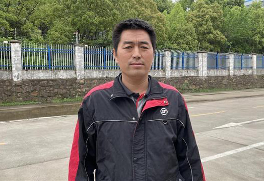 惊心！江夏4岁男童挂在5楼防盗网外，危急时刻……