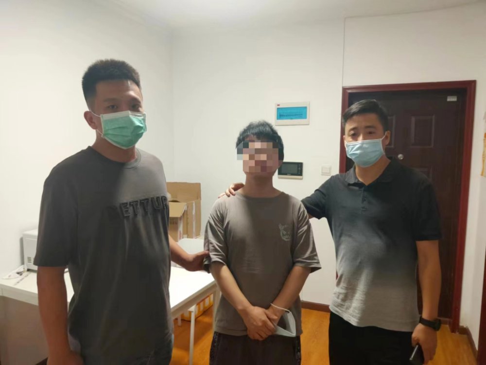 交友网站的“美女”原来是骗人的抠脚汉?江夏警方一举抓获10人 交友网站的“美女”原来是骗人的抠脚汉?江夏警方一举抓获10人