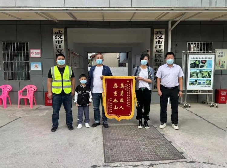 纵身一跃！江夏这条汉子救下落水男孩，不留姓名而去
