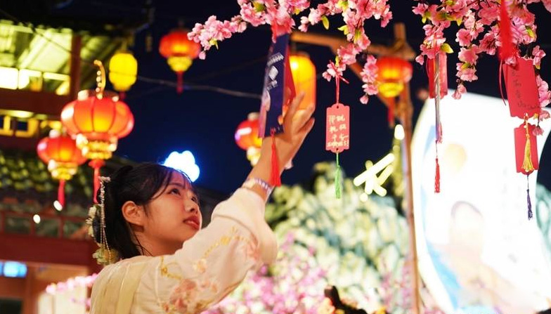 猜灯谜、看大戏,武汉元宵好嗨皮! 猜灯谜、看大戏,武汉元宵好嗨皮!
