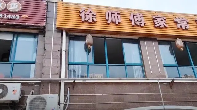 一家开在武汉郊区小街上的老鸭汤店,用萝卜慢炖,顾客排队等着吃 一家开在武汉郊区小街上的老鸭汤店,用萝卜慢炖,顾客排队等着吃