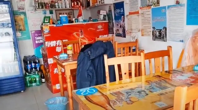 一家开在武汉郊区小街上的老鸭汤店,用萝卜慢炖,顾客排队等着吃 一家开在武汉郊区小街上的老鸭汤店,用萝卜慢炖,顾客排队等着吃