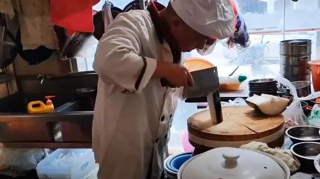 一家开在武汉郊区小街上的老鸭汤店,用萝卜慢炖,顾客排队等着吃 一家开在武汉郊区小街上的老鸭汤店,用萝卜慢炖,顾客排队等着吃