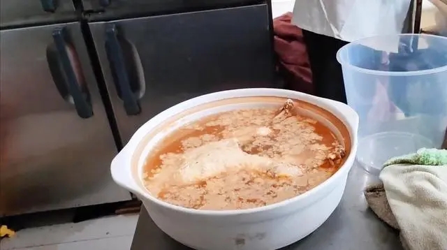 一家开在武汉郊区小街上的老鸭汤店,用萝卜慢炖,顾客排队等着吃 一家开在武汉郊区小街上的老鸭汤店,用萝卜慢炖,顾客排队等着吃