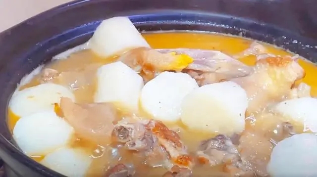 一家开在武汉郊区小街上的老鸭汤店,用萝卜慢炖,顾客排队等着吃 一家开在武汉郊区小街上的老鸭汤店,用萝卜慢炖,顾客排队等着吃