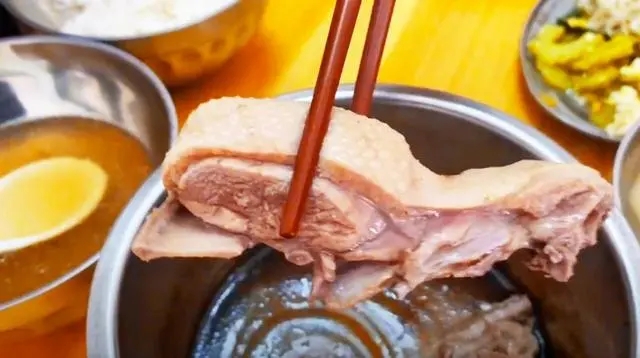 一家开在武汉郊区小街上的老鸭汤店,用萝卜慢炖,顾客排队等着吃 一家开在武汉郊区小街上的老鸭汤店,用萝卜慢炖,顾客排队等着吃