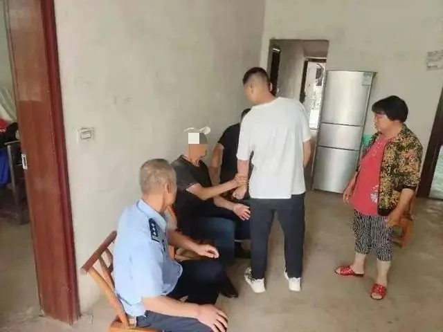 男子赌气离家20年，江夏民警助父子团聚