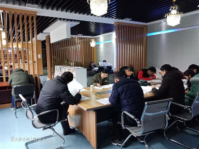 江夏一高中高三教师与学生同考“调考”，已坚持10年
