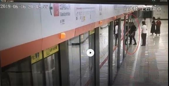 事发地铁7号线！男子大闹地铁站，拦住车门不让车开走！他的一句话让所有人