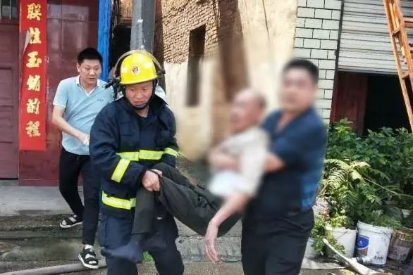 江夏五里界老街一民房起火老人被困，消防员破窗救人......