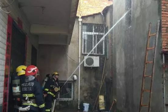 江夏五里界老街一民房起火老人被困，消防员破窗救人......