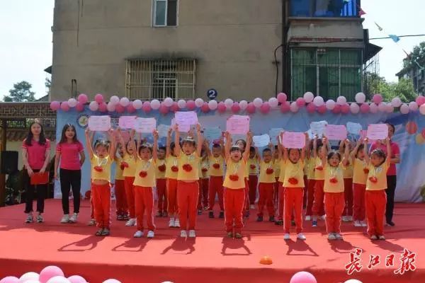 江夏这个幼儿园用自己造的纸做毕业证，传承地方文化有一手
