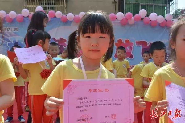 江夏这个幼儿园用自己造的纸做毕业证，传承地方文化有一手