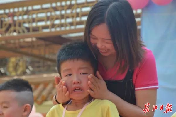 江夏这个幼儿园用自己造的纸做毕业证，传承地方文化有一手