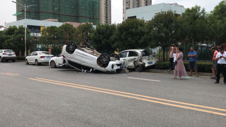 纸坊一小车连撞两车后还翻了个底朝天，司机爬出后说...