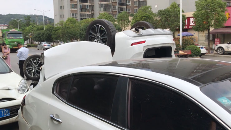 纸坊一小车连撞两车后还翻了个底朝天，司机爬出后说...
