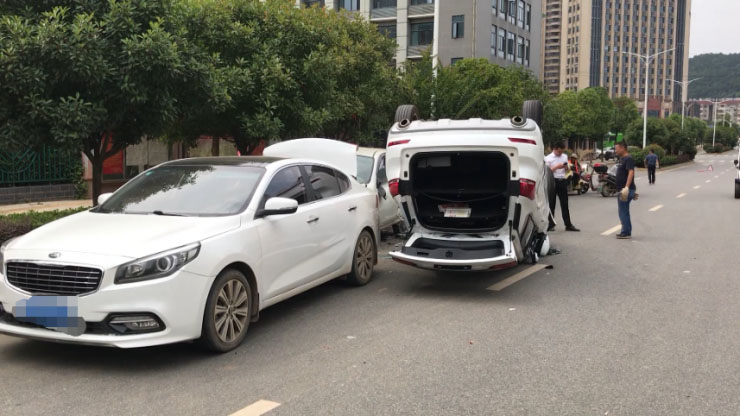 纸坊一小车连撞两车后还翻了个底朝天，司机爬出后说...