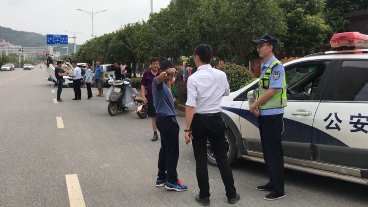 纸坊一小车连撞两车后还翻了个底朝天，司机爬出后说...