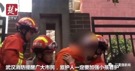 江夏一“熊孩子”钻围墙回家，没想到“穿越”失败，被卡住了脑袋...