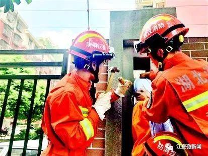 江夏一“熊孩子”钻围墙回家，没想到“穿越”失败，被卡住了脑袋...