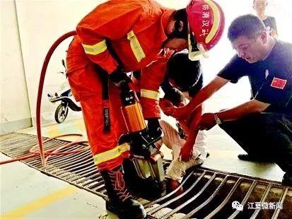江夏一“熊孩子”钻围墙回家，没想到“穿越”失败，被卡住了脑袋...