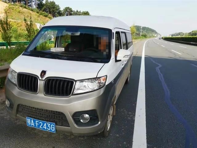 你到底是有多困！一司机在江夏高速路上竟停车呼呼大睡...