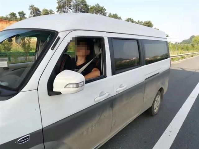 你到底是有多困！一司机在江夏高速路上竟停车呼呼大睡...