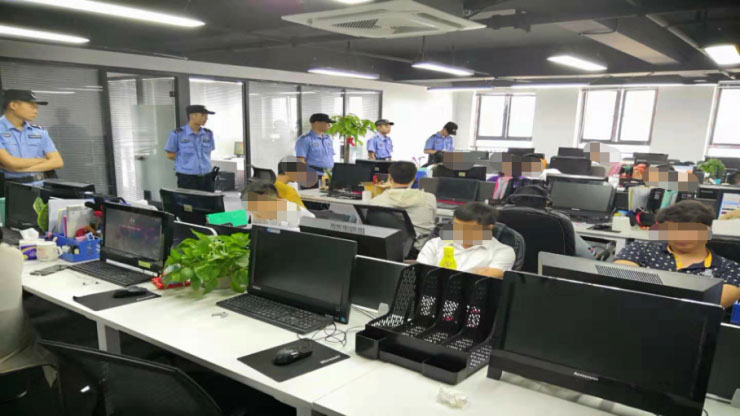 江夏某大厦半夜灯火通明狂加班，竟然躲着干这事......