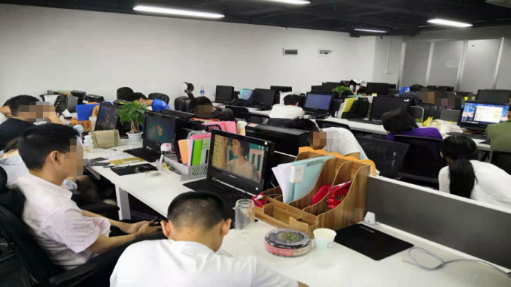 江夏某大厦半夜灯火通明狂加班，竟然躲着干这事......