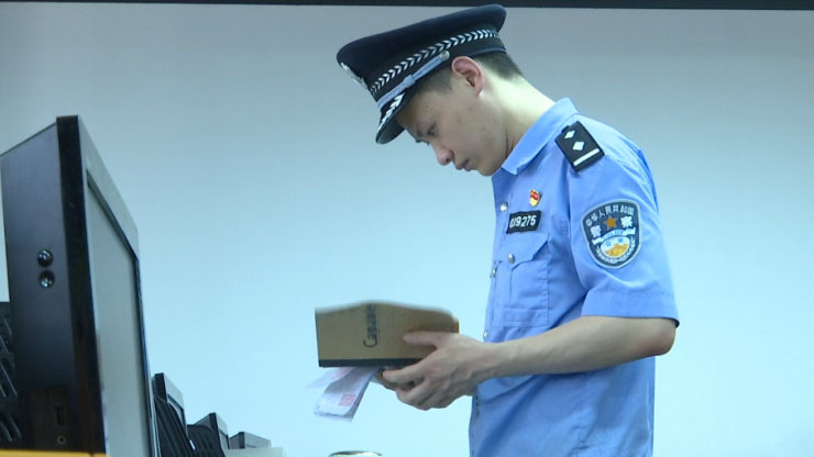 江夏某大厦半夜灯火通明狂加班，竟然躲着干这事......