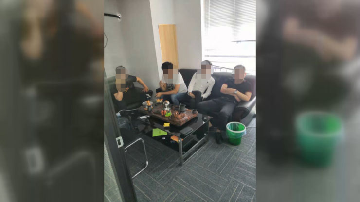 江夏某大厦半夜灯火通明狂加班，竟然躲着干这事......