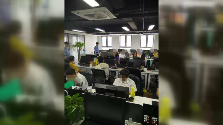 江夏某大厦半夜灯火通明狂加班，竟然躲着干这事......