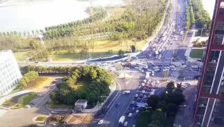 一施工单位文化大道违规施工致道路拥堵，负责人被拘留5日！