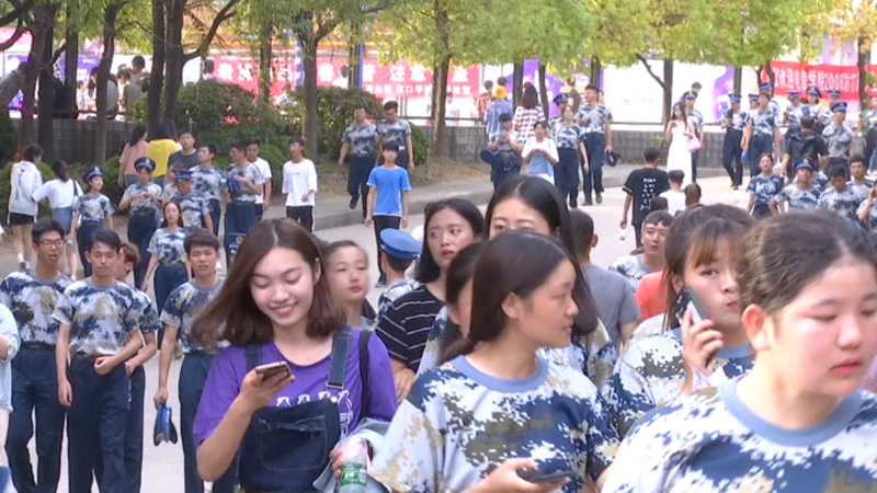 “开学浪费”盛行，小学生换新文具，那么大学生消费现状究竟如何呢？