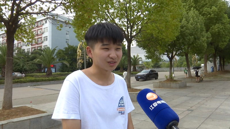 “开学浪费”盛行，小学生换新文具，那么大学生消费现状究竟如何呢？