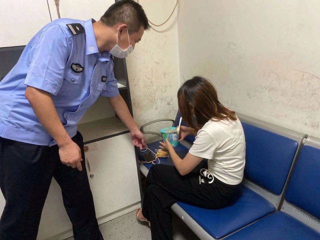 大白天，江夏23岁女子欲翻机场“围墙”偷乘飞机！理由惊呆