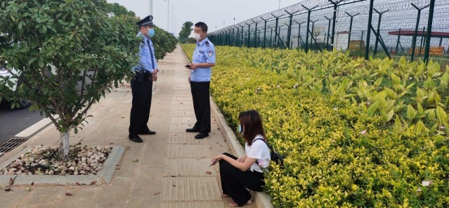 大白天，江夏23岁女子欲翻机场“围墙”偷乘飞机！理由惊呆