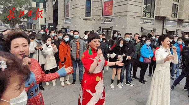 武汉街头这一幕火上《新闻联播》！现场太震撼……