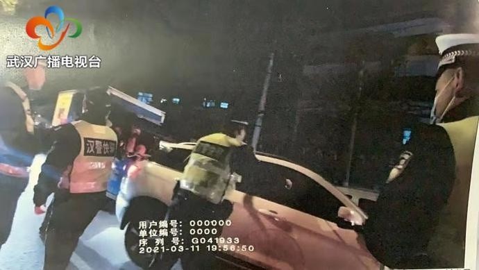 武汉江夏一男子醉驾冲岗，猖狂司机因危险驾驶、妨碍公务被依法逮捕