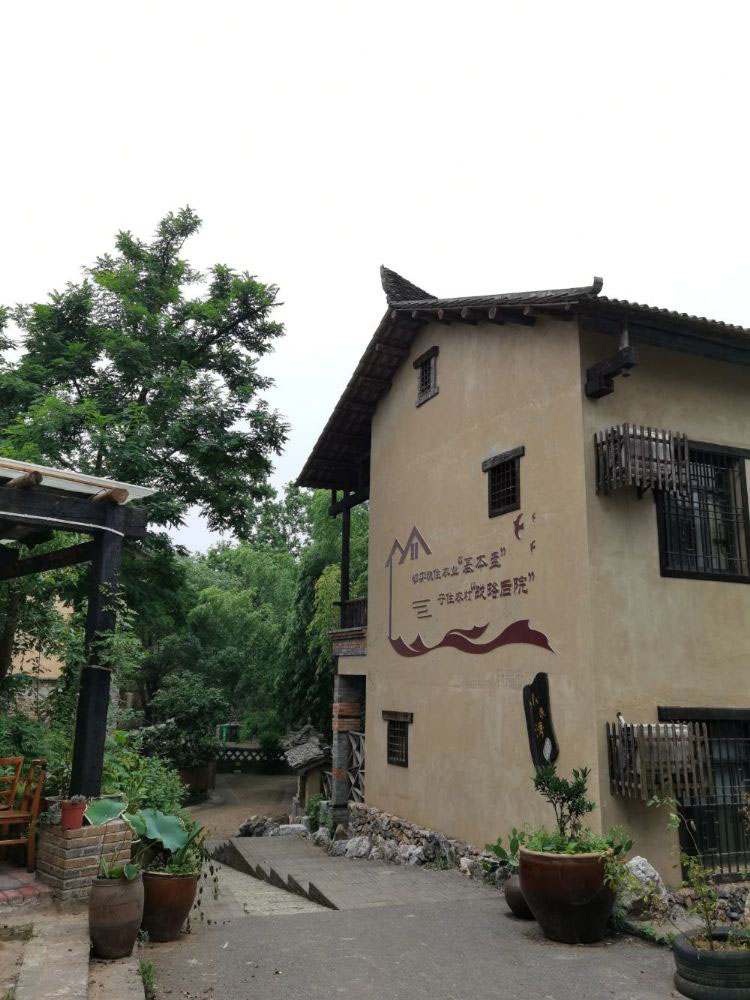 在武汉市江夏区，靠近梁子湖几公里的地方，有一个美丽乡村——小朱塆