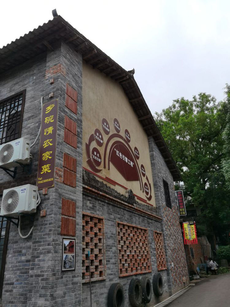 在武汉市江夏区，靠近梁子湖几公里的地方，有一个美丽乡村——小朱塆