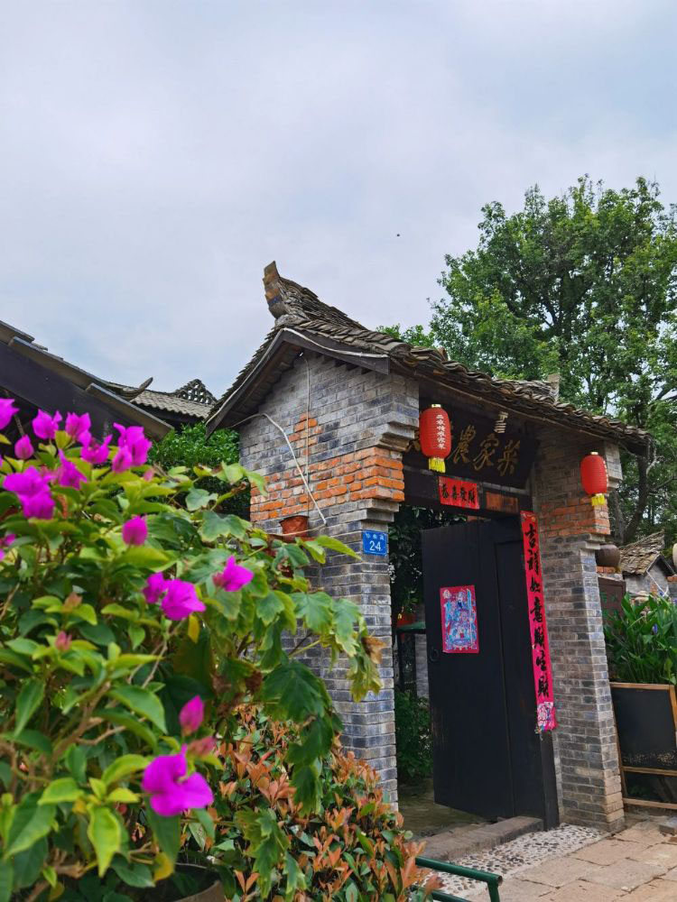 在武汉市江夏区，靠近梁子湖几公里的地方，有一个美丽乡村——小朱塆