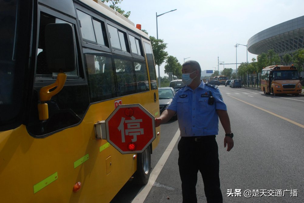 护航开学季，江夏交警严把校车安全关