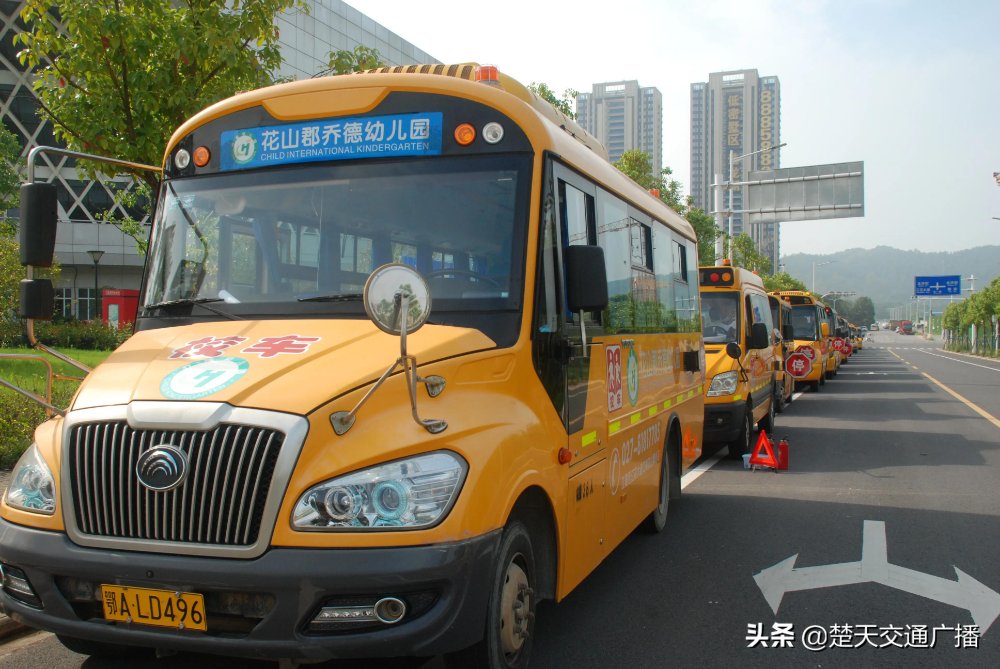 护航开学季，江夏交警严把校车安全关
