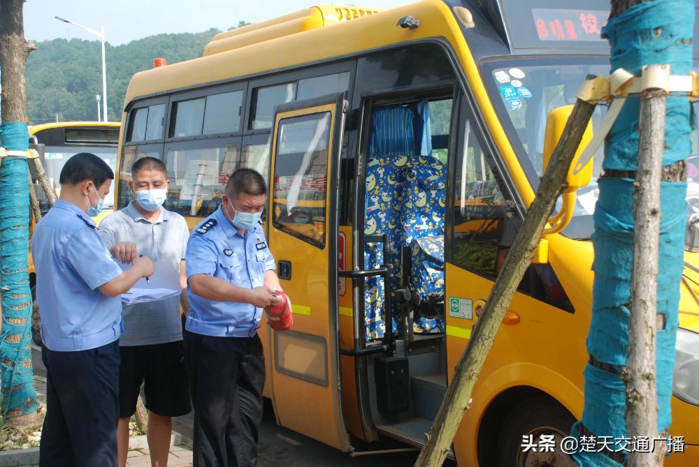 护航开学季，江夏交警严把校车安全关