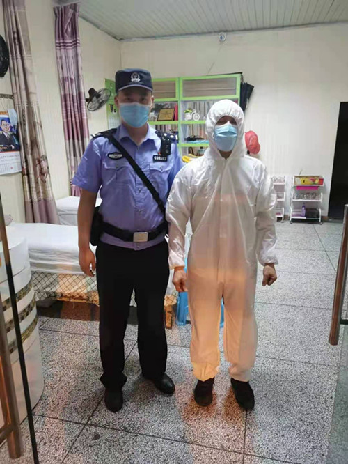 江夏民警雨天坚守全力保障应急通道畅通
