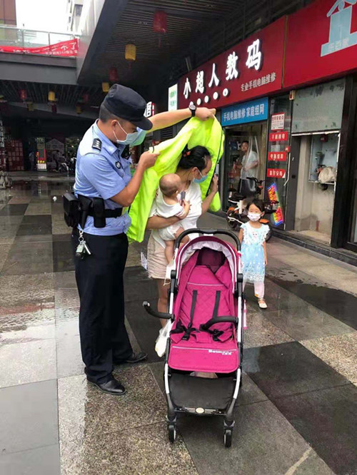 江夏民警雨天坚守全力保障应急通道畅通